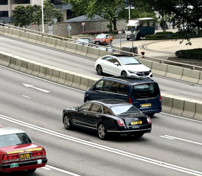 内地有钱人为什么都爱去香港买车？两地牌到底怎么拿？